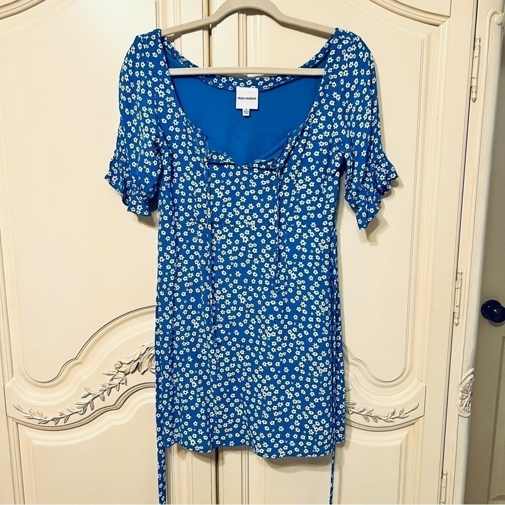 Skylar and Madison Mini Tie Waist Puff Sleeve V-Cut Dress in Blue & White, Small